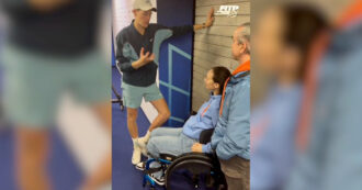 Copertina di Atp Finals, Sinner incontra l’istruttrice di tennis rimasta gravemente ferita in un incidente: il video con Giulia Gardani