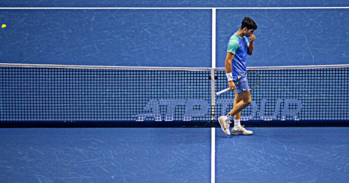 Atp Finals, clamoroso crollo di Alcaraz: vince Ruud in due set (6-1, 7-5). Ora per lo spagnolo si fa dura