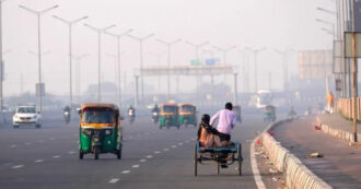 Copertina di Crisi climatica, Delhi soffoca per l’inquinamento, la metà della popolazione accusa problemi respiratori
