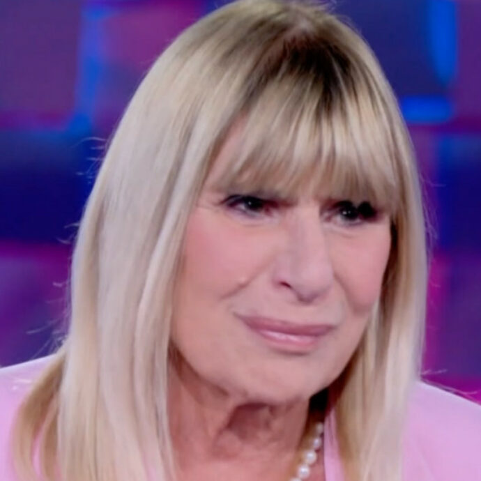 “A mia sorella è stato diagnosticato un male incurabile”: Gemma Galgani scoppia a piangere a “Verissimo”. Poi la confessione su Fabio: “Aspetto il bacio passionale”