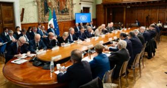 Copertina di Manovra, i sindacati vedono Meloni e le regalano una calcolatrice. Cgil, Uil e Usb confermano sciopero. Lei attacca: “Quando altri aiutavano le banche nessuno invocava la rivolta sociale”