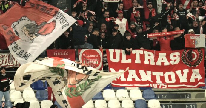 Ragazzo disabile picchiato senza motivo da un ultras del Mantova: “Gli ha rovesciato la birra addosso e poi lo ha preso a pugni”