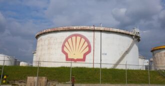 Copertina di Olanda, annullata la storica sentenza contro il gigante del petrolio Shell per ridurre le emissioni di carbonio del 45% entro il 2030