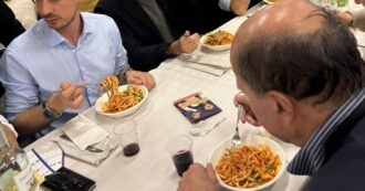 Copertina di Bersani e la cena elettorale a base di pasta al ragù con i militanti umbri: “Cara Meloni, come sempre caviale”