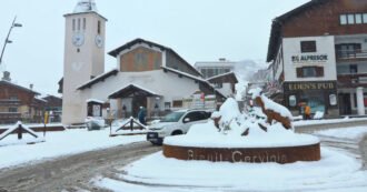 Copertina di Arriva la prima neve di stagione, imbiancata Cervinia: i cittadini spalano strade e marciapiedi – Video
