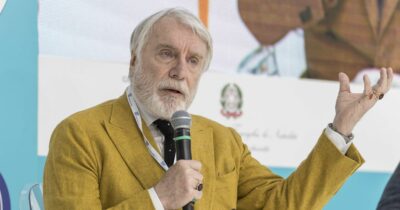 Copertina di “Vorrei giovani che fanno l’amore sui divani ascoltando i Led Zeppelin… Invece oggi ci accontentiamo della mediocrità di Sanremo. Auguro a tutti un po’ di sana sfiga”: parla Paolo Crepet