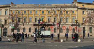 Copertina di Scritte no-vax e negazioniste dei cambiamenti climatici, imbrattata la facciata del Comune di Bergamo: il video di Palazzo Frizzoni