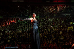 Copertina di Emma è un po’ femme fatale, un po’ cattiva bambina rock: il grande ritorno al Forum (sold out) dopo cinque anni. Ballerini, luci e scaletta: il racconto di FqMagazine