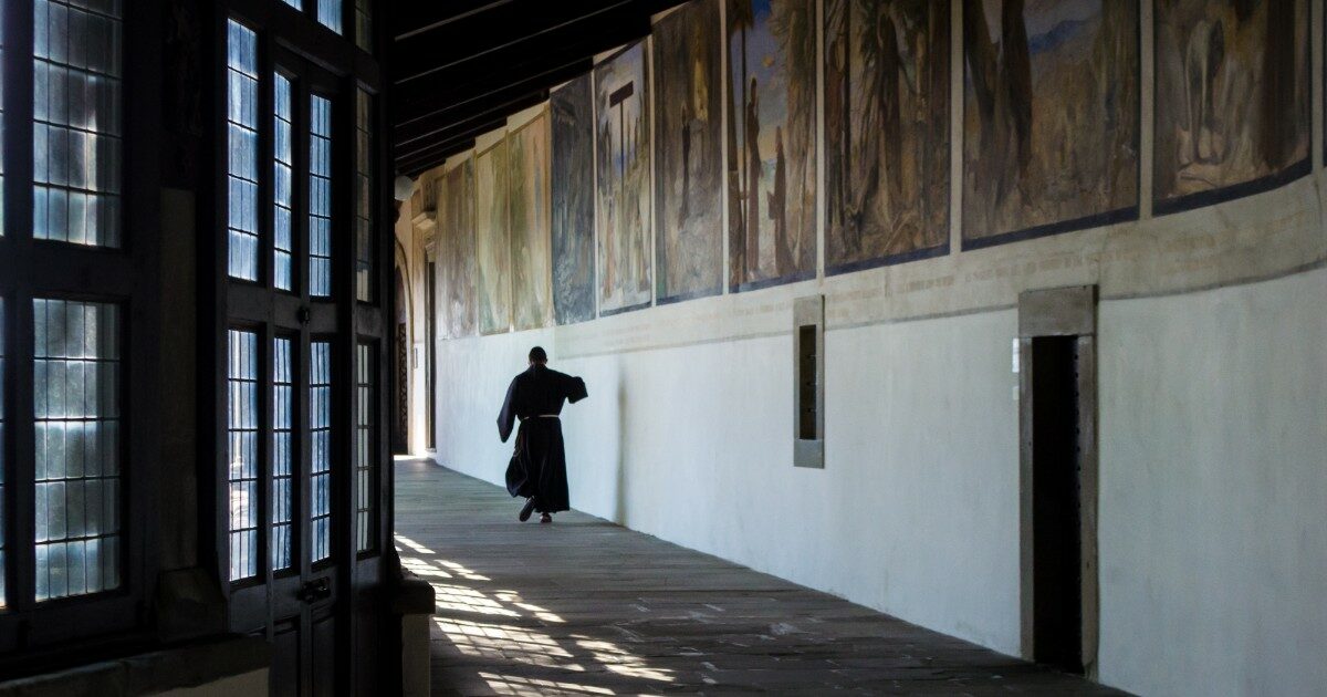 “Sono Gesù Cristo e ucciderò i frati”: uomo armato fa irruzione nel monastero e scatena il panico, 7 feriti