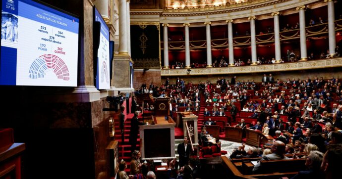 Francia: la Camera boccia la manovra (e fa felice Barnier)