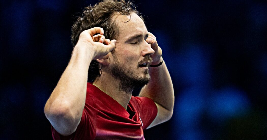 https://st.ilfattoquotidiano.it/wp-content/uploads/2024/11/12/medvedev-rinasce-atp-finals-1050x551.jpg