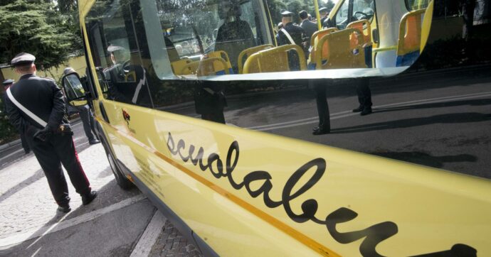 Lodi, uno scuolabus finisce fuori strada: l’autista era ubriaco, il mezzo era vuoto gli alunni erano già stati lasciati a scuola