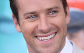 Copertina di “Cosa mi ha regalato mamma per il compleanno? Una vasectomia”: Armie Hammer torna in campo dopo le accuse di violenza sessuale e cannibalismo