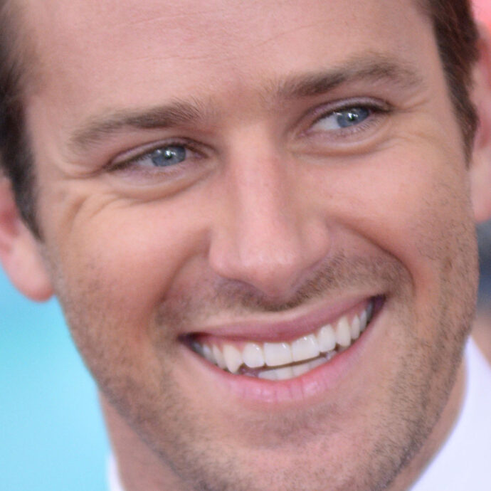 “Cosa mi ha regalato mamma per il compleanno? Una vasectomia”: Armie Hammer torna in campo dopo le accuse di violenza sessuale e cannibalismo