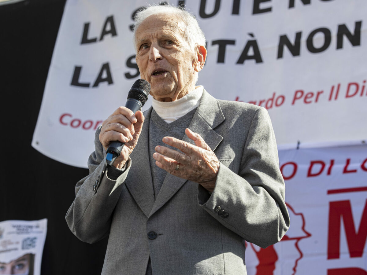 “Come arrivare a 96 anni? Cammino 5 km al giorno, salto il pranzo, cena leggera. Per la mente è importante mantenere i rapporti”: la ricetta di Silvio Garattini