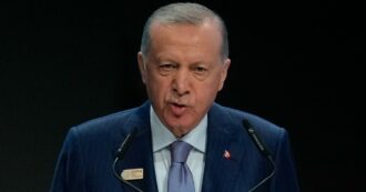 Copertina di La Turchia interrompe tutte le relazioni con Israele. Erdogan: “Siamo il Paese che ha reagito più forte alle atrocità israeliane”