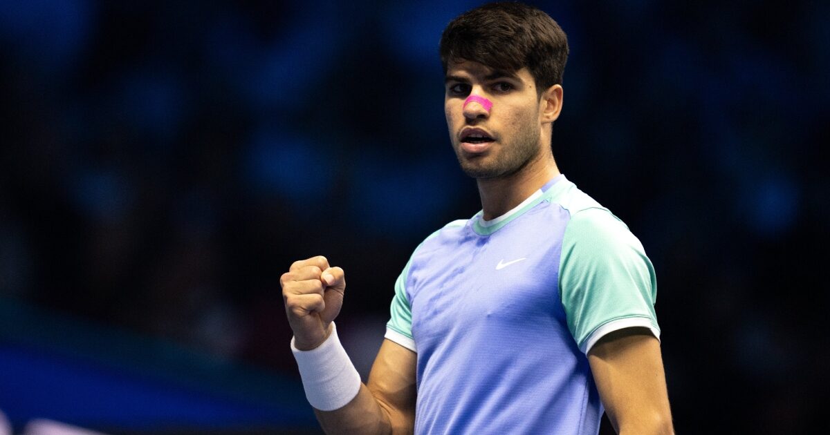 Atp Finals, Alcaraz col cerotto sul naso batte Rublev e i problemi di salute. Si giocherà tutto contro Zverev