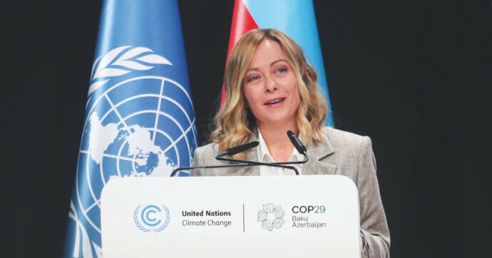 Meloni alla Cop sembra Descalzi: sogna la fusione nucleare, intanto brucia fossili