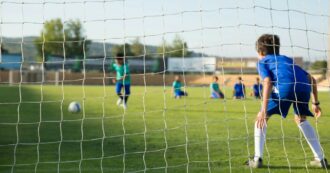 Copertina di A 10 anni si rompe la gamba durante la partita: i genitori denunciano il parroco. “Nessuno vigilava, gli adulti facevano merenda”