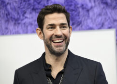 Copertina di John Krasinski è l’uomo più sexy al mondo secondo People: “Credevo fosse uno scherzo. Ora mia moglie Emily Blunt tappezzerà casa con la mia foto”