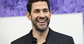 Copertina di John Krasinski è l’uomo più sexy al mondo secondo People: “Credevo fosse uno scherzo. Ora mia moglie Emily Blunt tappezzerà casa con la mia foto”