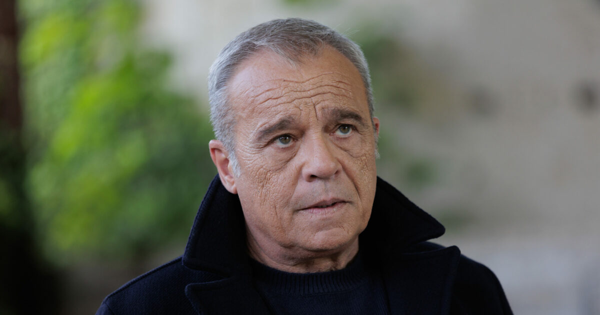 “Se sono mai stato corteggiato? Bigliettini, lingue da un tavolo all’altro, camerieri compiacenti. Le donne sbrigative mi chiedevano ‘solo mezz’ora’, io rispondevo così”: lo rivela Claudio Amendola