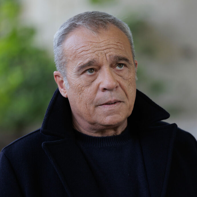 “Se sono mai stato corteggiato? Bigliettini, lingue da un tavolo all’altro, camerieri compiacenti. Le donne sbrigative mi chiedevano ‘solo mezz’ora’, io rispondevo così”: lo rivela Claudio Amendola