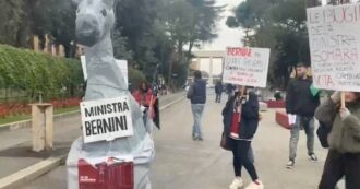 Copertina di Sapienza, protesta degli studenti contro la ministra dell’Università Bernini: “Somara, dove sono i 60mila posti letto? Solo parole”