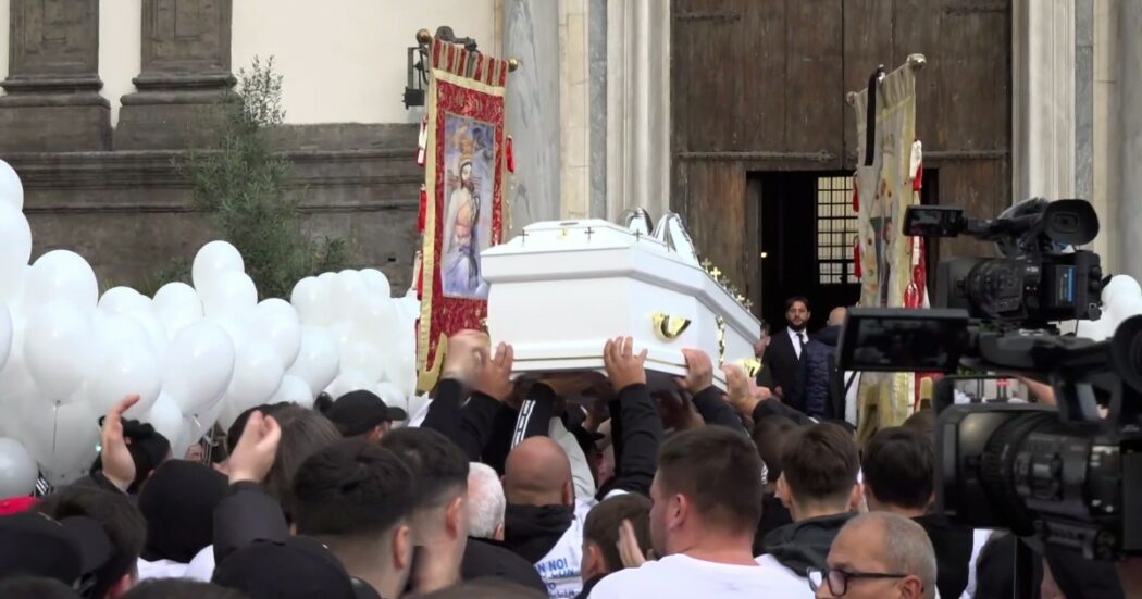 https://st.ilfattoquotidiano.it/wp-content/uploads/2024/11/14/funerali-napoli1200-1050x551.jpg