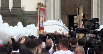 Copertina di Funerali di Arcangelo Correra a Napoli: decine di persone salutano il 18enne ucciso da un colpo di pistola. Applausi al passaggio del feretro