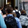 Copertina di Livorno, studenti lasciati fuori da scuola perché indossavano pantaloni corti. I professori: “È indecoroso”