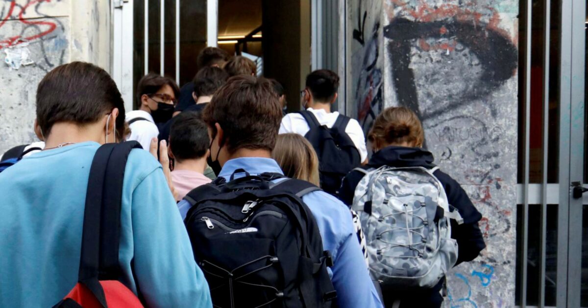 Livorno, studenti lasciati fuori da scuola perché indossavano pantaloni corti. I professori: “È indecoroso”