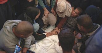 Copertina di Gaza, la testimonianza: “Bimbi bersaglio delle Idf. Ho visto larve nelle ferite”