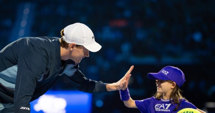 “Hai paura? Puoi vincere?”: il video della piccola Francesca che incontra Jannik Sinner alle Atp Finals commuove il mondo del tennis