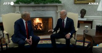 Copertina di Il passaggio del testimone tra Biden e Trump davanti a un camino: “Sarà il più agevole possibile” – Video