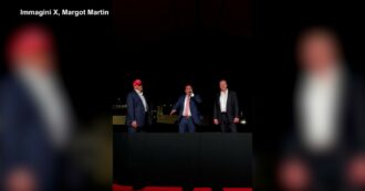 Copertina di Donald Trump e Elon Musk si improvvisano cantanti e intonano “God bless America”: la performance a un evento in Florida