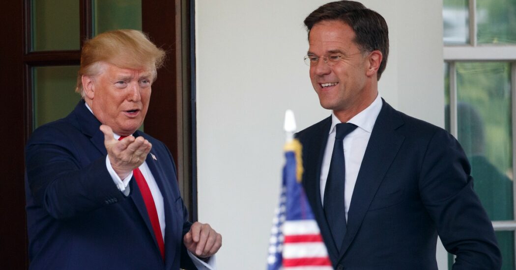 Arriva Trump, Rutte accelera su Kiev nella Nato: “Iter irreversibile. E servirà più del 2% del Pil”. La n.1 delle politiche di sicurezza: “Fare in fretta”