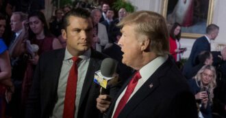 Copertina di La croce di Gerusalemme tatuata sul petto e le posizioni sulle donne: chi è Pete Hegseth, il conduttore scelto da Trump per il Pentagono