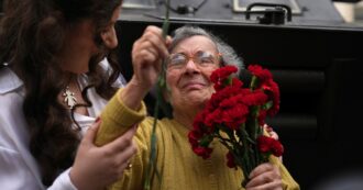 Copertina di È morta Celeste Caeiro, la donna dei garofani simbolo della rivoluzione in Portogallo: aveva 91 anni