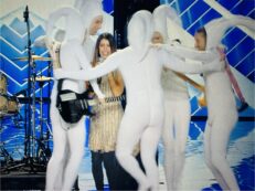 Copertina di Una ondata di spermatozoi travolge X Factor 2024 e prende d’assalto la conduttrice Giorgia: “Un momento di grande fertilità!”. Due eliminati e colpi di scena