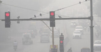 Copertina di India e Pakistan soffocano nello smog, valori oltre 100 volte i limiti. Bambini a rischio, scuole chiuse