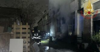 Copertina di Incendio in una officina in zona Affori a Milano: 10 persone evacuate dall’edificio