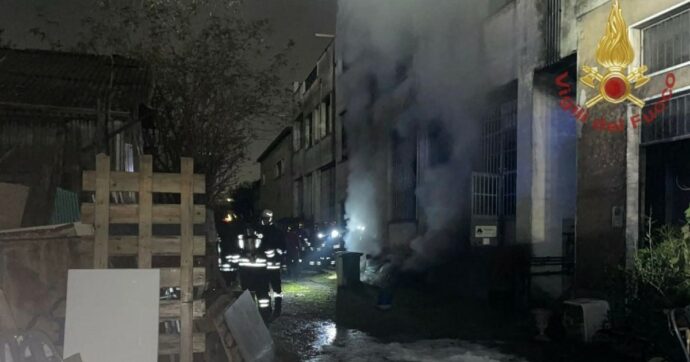 Incendio in una officina in zona Affori a Milano: 10 persone evacuate dall’edificio