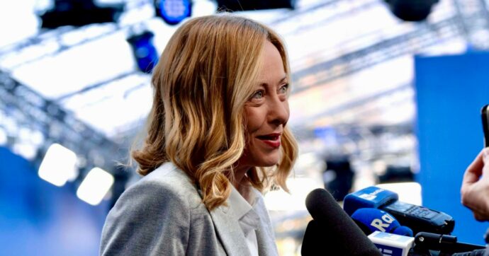 “Zecche”, “facinorosi”, “il gesto della P38 come i terroristi”: così la destra va a nozze