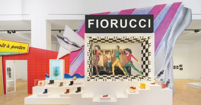 Copertina di Manette di peluche, stivali dorati, pizzi e frange: la Triennale celebra Fiorucci