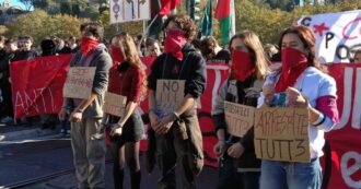 Copertina di No Meloni Day, a Roma studenti con le manette e le bocche imbavagliate per protestare contro il ddl Sicurezza