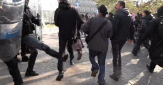 Copertina di No Meloni Day, tensione a Torino tra manifestanti e polizia: il momento in cui un agente fa lo sgambetto a uno studente