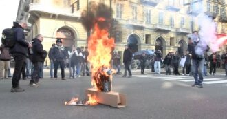 Copertina di Studenti in piazza per il No Meloni Day, a Torino bruciato un fantoccio con l’immagine del ministro Valditara – il video