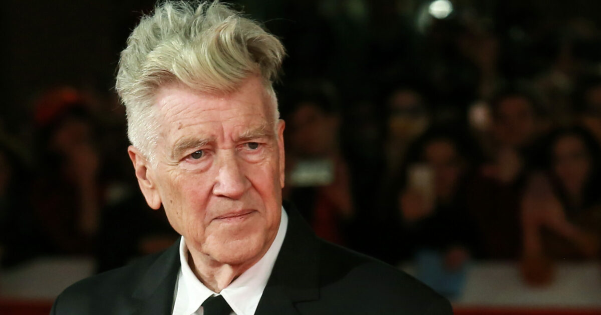 “Ho bisogno dell’ossigeno per camminare in casa. Fumo da quando avevo 8 anni. È un prezzo alto da pagare”: lo sfogo del regista David Lynch