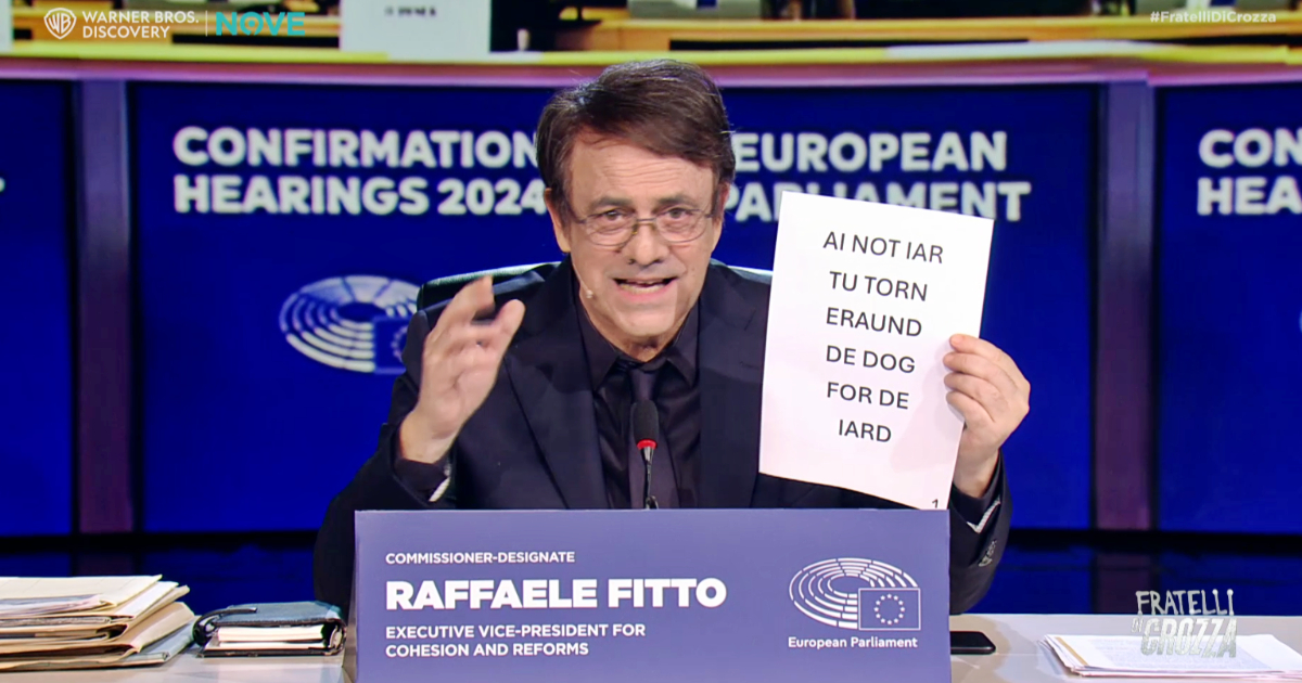 Crozza Fitto e il discorso in inglese in Europa: “Sono stato bravissimo, ai op tu pas…”. L’imitazione è da ridere